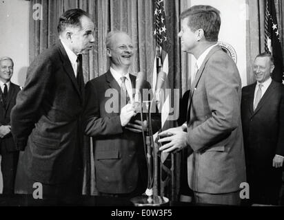 Hans Bethe reçoit le EnricoFermi décerné par le président Kennedy Banque D'Images