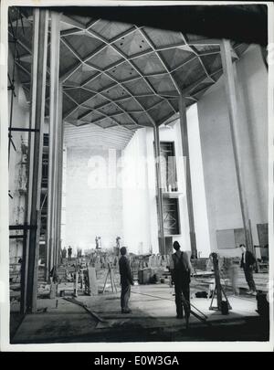 24 mai 1961 - Vue de la presse nouvelle cathédrale de Coventry progress.. Avis de NAVE - Regard sur autel. Les membres de la presse ont visité la cathédrale de Coventry en liaison avec la conférence qui aura lieu le mercredi 24 mai. Mai - un an avant la consécration des bâtiments.. Un échafaudage est retirée à l'intérieur du bâtiment pour découvrir la splendeur architecturale.. Photo : Keystone montre- Vue de la NEF vers l'Autel et Lady Chapel - de la nouvelle cathédrale de Coventry. Banque D'Images