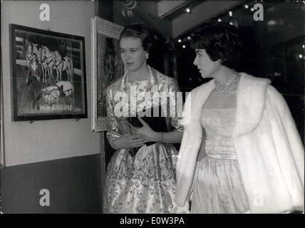 Mar. 04, 1961 - Paris est Qui est qui au Salon : La Charité Artistes Annual Charity Show organisé par l'Union des Artistes de Paris a eu lieu au Cirque d'hiver, Paris, hier soir. La photo montre la Princesse Marie-Gabrielle de Savoie (à gauche), fille de Ex-King Umberto d'Italie, vu avec une amie. Banque D'Images