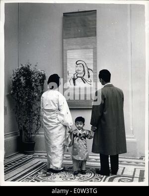 23 mars 1961 - Une exposition de trésors d'art coréen - et le garçon qui n'était pas intéressé : Une exposition de trésors d'Art National de la Corée sont exposés au Victoria and Albert Museum, Londres. Les trésors sont uniques et ont été assurés pour 1 500 000. Photo montre la peinture dans la galerie est un 500 ans, trésor de l'Est - mais il n'avait pas l'air de peu d'intérêt Yong II Shin, de deux ans, qui est allé avec ses parents à l'exposition d'hier. Le père de Yong est avec l'Ambassade de Corée. Banque D'Images