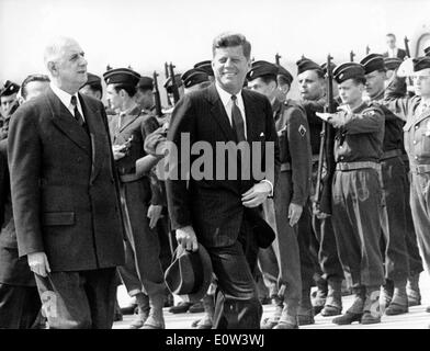 Le président Kennedy et le général De Gaulle inspecter la garde d'Honneur Banque D'Images