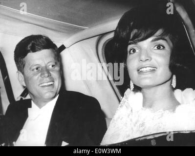 Le président Kennedy et son épouse Jackie en visite d'État à Paris Banque D'Images