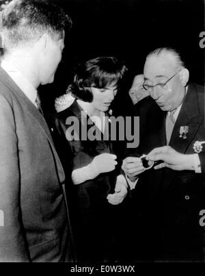 Président et Jackie Kennedy parler avec des amis au Quai d'Orsay Banque D'Images