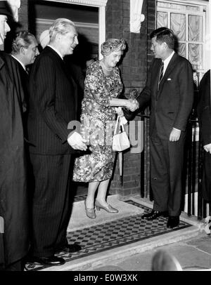 Lady Dorothy serre la main du Président Kennedy Banque D'Images