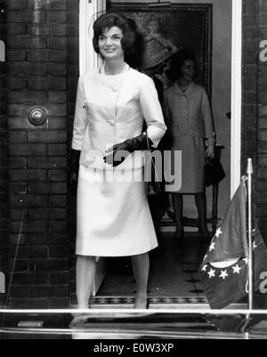 Première Dame Jacqueline Kennedy de quitter le palais de Buckingham Banque D'Images