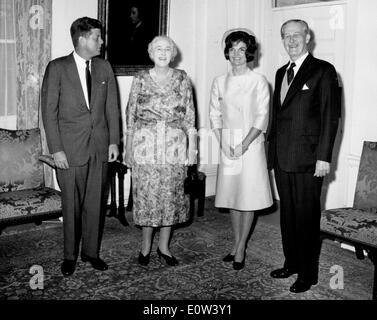 La visite de Kennedy Harold Macmillan à l'Admiralty House Banque D'Images