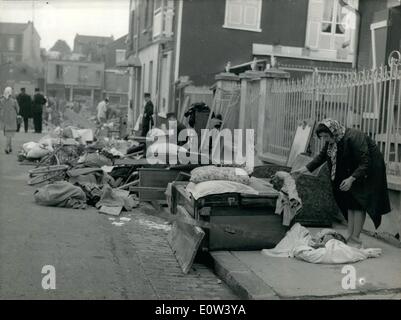 Juin 06, 1961 - 10 tués dans la banlieue de Paris : Glissement de dix personnes ont été tuées et un grand nombre de blessés dans le glissement de l'origine de l'effondrement de trente maisons dans Clamart, dans le sud-ouest de Paris. Photo montre les meubles de l'un des maisons évacuées à la hâte dans la zone de glissement entassés sur la chaussée. Banque D'Images