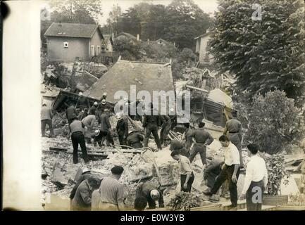 Juin 06, 1961 - L'effondrement des maisons dans la banlieue de Paris - Glissement de dommages lourds liste : près de 15 maisons se sont effondrées dans un glissement de terrain à Clamart, dans la banlieue de Paris, ce matin. Il est à craindre qu'un grand nombre de personnes ont été tués et blessés. La cause exacte du glissement n'est pas encore connu. Compensation des pompiers les ruines de la maisons dans la zone où le glissement s'est produit tôt ce matin. Banque D'Images