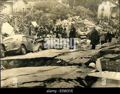 Juin 06, 1961 - L'effondrement des maisons dans la banlieue de Paris - Usage de glissement Liste des victimes près de 15 maisons se sont effondrées dans un glissement de terrain à Clamart, dans la banlieue de Paris, ce matin. Il est à craindre qu'un grand nombre de personnes ont été tuées ou blessées. OPS :- Une image rappelant à un tremblement de terre photo prise à Clamart peu après le glissement de ce matin. Banque D'Images