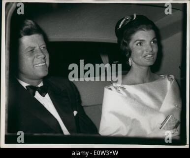 Juin 06, 1961 - Jack prend Jackie de rencontrer la Reine : Le président John F. Kennedy d'Amérique et sa charmante épouse grosse bébête avec élégance Jacqueline laissent dans leur gar de la résidence du Prince Radziwill à Londres pour dîner avec Sa Majesté la Reine au palais de Buckingham quelques rues plus loin. Le Kennedy est qui font une visite à Londres Whistle Stop, sont arrivés la nuit dernière, s'est réuni ce matin au premier ministre a assisté à l'inauguration de leur nièce cet après-midi, et après la fonction de ce soir au Palais voler à la maison tard ce soir. Banque D'Images