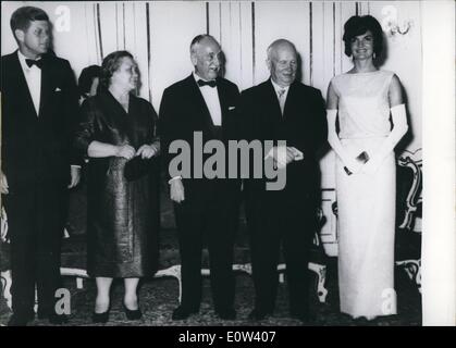 Juin 06, 1961 - Dîner de gala au Château de Schönbrunn : Dans la soirée du 3 juin, le Président fédéral de l'Autriche, Adolf Scharf, a donné un dîner de gala en l'honneur du Président Kennedy et le premier ministre Kruschev et leurs femmes dans le château de Schönbrunn, à Vienne. Photo montre (de gauche à droite) : US-Président Kennedy, Mme Nina Khrouchtchev, Président fédéral Adolf Scharf, Premier Ministre soviétique Kruschev et Mme Jackie Kennedy. Banque D'Images