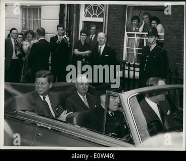 Juin 06, 1961 - Tous les yeux sur le président : Tous les yeux sont tournés vers le président américain John F. Kennedy (à gauche), alors qu'il quitte le palais de Buckingham, Westminster, accueil de Prince et Princesse Radziwill avec l'ambassadeur américain à Londres, M. David K. Bruce, aujourd'hui. Encouragée par les noeuds de personnes, M. Kennedy a conduit avec M. Bruce à l'ambassade des États-Unis à Grosvenor Square. Il a volé dans la nuit dernière (4e) de Vienne pour une visite de 24 heures. Banque D'Images