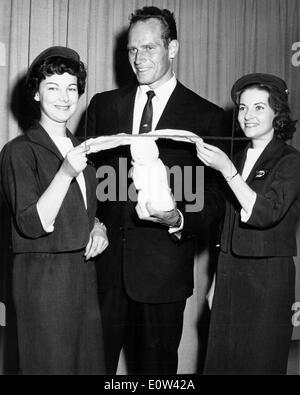 L'acteur Charlton Heston avec deux hôtesses TWA Ann Henshaw et Julia Boehning Banque D'Images