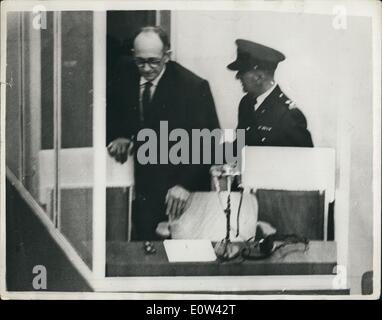 Avril 04, 1961 - procès Eichmann à Jérusalem : la préparation de s'asseoir dans son armohair dans le verre pare-balles dook, au cours de son procès à Jérusalem, Adolf Eichmann faussaires momentanément son attention raides posent. Son visage est presque toujours insensible, jaunâtre, lèvres serrées et se crispa. Banque D'Images