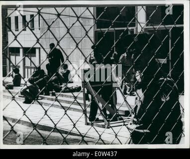 Avril 04, 1961 - procès Eichmann à Jérusalem. Les journalistes fatigués reste en cour. Palais : un groupe de journalistes vu sur le côté gauche comme Banque D'Images