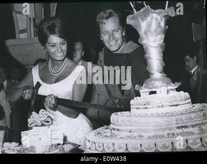 Avril 04, 1961 - pour un morceau de gâteau ont été Sophia Loren et American Movie-Star Chariton Heston lors d'une fête Donné à Rome film ''Le Cid'' ; Sophia Loren utilisé une épée pour couper le banquet-gâteau. Banque D'Images