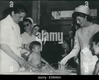 Juin 06, 1961 - Jacqueline Kennedy à Paris : visite aux bébés : Mme Jacqueline Kennedy a passé son premier après-midi à Paris en jouant avec des bébés français. Alors que le président Kennedy a été occupés à discuter de problèmes mondiaux avec le Général de Gaulle, Jackie a visité l'ecole de puericulture où les infirmières sont formés pour s'occuper des enfants. Sur la photo, Mme Jacqueline Kennedy en photo avec un bébé lors d'une visite à l'école de puericulture. Banque D'Images