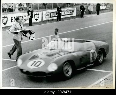 Juin 06, 1961 - Belge et stars américaines Gagner Le Mans Grand Prix : Les gagnants du Grand Prix Le Mans 1961 ont été l'ace belge Oliver Gendebien et America's Phil Hill. dans leur l'Italien Ferrari. Ils ont couvert 2 780 kilomètres dans les 24 heures à une vitesse moyenne de 115,9 m.p.h.. battre les 113 miles p.h. notice configurer Ron Flockhart et la fin Ivor Bueb en 1957. Photo montre Oliver Gendebien au volant de sa Ferrari sur la ligne de gagner le Grand Prix du Mans 1961. Banque D'Images