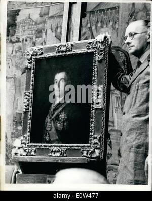 Juin 06, 1961 - Vente de tableaux de maîtres anciens à Sothesby's. Peinture Goya récupère 40 000. Tableaux de Maîtres Anciens importants étaient en vente dès aujourd'hui à Sothesby's et inclus des images envoyées à la vente par le duc de Leeds, Miss Elizabeth Taylor, Mme Sonja Henie, Sir Robert Adeane et Lady Elliot de Harwood. Le célèbre tableau de Goya du 1er. Duc de Wellington, mis en vente par le duc de Leeds a été vendu pour 40 000. Photo : Keystone montre la peinture de Goya le le 1er. Duc de Wellington, qui a été vendu pour 40 000, que l'on voit aujourd'hui lors de cette vente à Sothesby's. Banque D'Images