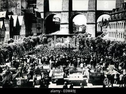 Juin 06, 1961 - Les agriculteurs le ressort en Bretagne : l'énergie d'une foule d'agriculteurs ont envahi Morlaix, une ville bretonne, scellé le tout avec des tracteurs et des camions et acheminés vers le parfait. L'up-printemps était dans la protection contre une forte baisse des prix des pommes de terre nouvelles. La photo montre la vue générale de la manifestation sur la Place des otages. Banque D'Images