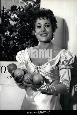 Avril 04, 1961 - Des oranges pour la courtoisie : Le prix orange le prix annuel d'un journalistes qui est donné à la scène et stars de cinéma qui ont prouvé la plus coopérative dans leurs relations avec la presse est allé à Mitchel Simon, le célèbre comédien de l'écran, et Annie Girardot, la célèbre actrice de cinéma. Photo montre Annie Girardot afficher les oranges, elle a reçu. Banque D'Images