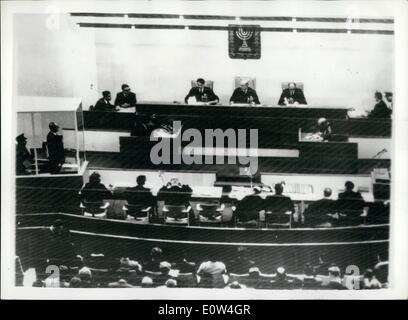 04 avril, 1961 - Ouverture de la piste - Adolf Eichmann à Jérusalem. Le procès s'est ouvert ce matin à Jérusalem d'Adolf Eichmann Nazi - ex-s.s.colonel - sur des accusations de meurtres de masse de millions de Juifs - dans des camps de concentration pendant la guerre. La photo montre la vue générale de la scène dans la salle d'audience - à l'ouverture du procès ce matin. Adolf Eichmann peut être vu dans sa preuve de balle spéciale dock - sur la gauche centre retour est président du tribunal Moshe Landau, avec les autres membres du tribunal - juge Halevi (à gauche) et le juge raveh (droite) Banque D'Images