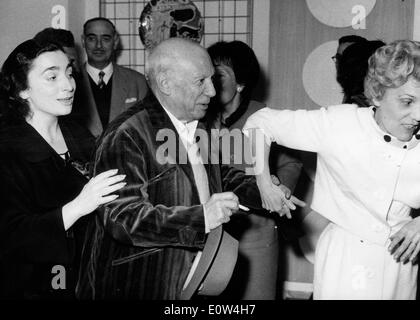 Artiste Pablo Picasso avec Mademoiselle Ramier et son épouse Jacqueline Roque lors de son exposition en galerie Banque D'Images