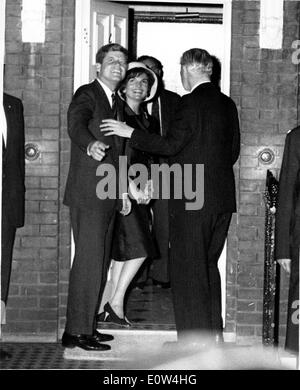 Le président Kennedy et Jackie arrivent à Londres Banque D'Images