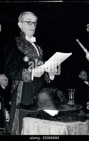 Juin 06, 1961 - Nouveau Membre de l'Académie française reçu en Sorbonne : Pour la deuxième fois l'accueil d'un nouveau membre de l'Académie française, a eu lieu à la Sorbonne (Le bâtiment de l'Académie a été en réparation pendant un certain temps). Le nouveau membre a reçu aujourd'hui a été l'historien bien connu e essaier Henri Massis qui succède au regretté Cardinal Grente.Photo montre Henri Massis offrant la réception traditionnelle adresse (en renforçant le travail de son prédécesseur) dans le Grand Hall de la sorbonne aujourd'hui. Banque D'Images