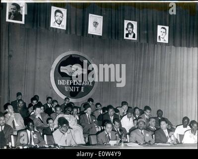 Mai 05, 1961 - Première Conférence des syndicats africains ouvre à Casablanca : La première conférence des syndicats africains a ouvert ses portes à Casablanca sous la présidence du Roi Hassan II hier. OPS : Le Roi Hassan II (centre) au cours de l'ouverture de la conférence. Banque D'Images