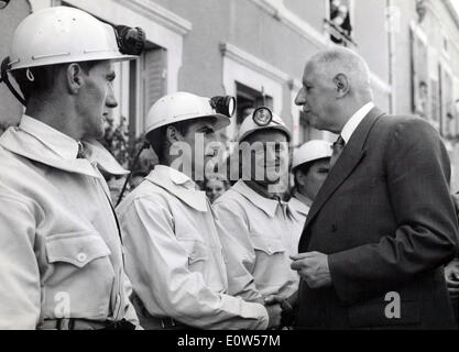 Le président de la France, CHARLES DE GAULLE greats les mineurs de charbon après avoir visité les mines de Sazeray. Banque D'Images