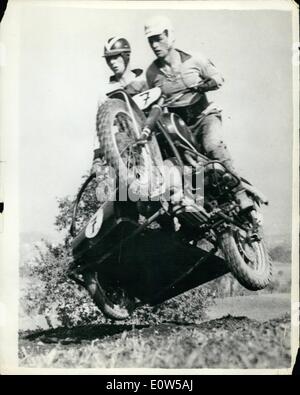 Septembre 09, 1961 - L'acrobatie au cours de la ''Moto Cross'' - en Suisse ; beaucoup de circonscription a été passionnant à voir pendant la première Moto Cross tenue à Eschenbach, Suisse - récemment. Ici le pilote allemand Alois Looser est vu sur sa machine B.M.W. semble être volant par l'air - avec son partenaire a Bruggmann au fauteuil. Banque D'Images