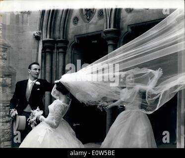 Septembre 09, 1961 BRABEAM - JACK'S RACING MANAGER ÉPOUSE VALERIE TRIGGS À SUREUTON Jack Brabham, le champion du monde pilote de course, a été mieux pour au mariage de son directeur de course 26 ans PHIL KERR lorsqu'il a marié 24 ans VALERIE TRIG., ancien secrétaire de pilote de course Roy Salvadori, à St Matthews Church, Surbiton, Surrey, Yeeterday. La photo montre le marié, PHIL KERR va à la rescousse quand le vent a retenu son voile de mariée quand ils ont quitté l'église après le mariage d'hier. Banque D'Images