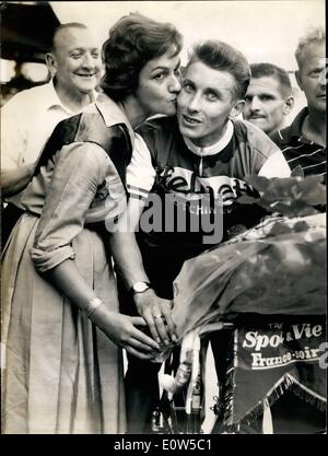 Septembre 09, 1961 - UNquetil de victoires : Marque Prix des Nations célèbre cycliste français Jacques Anquetil a remporté une brillante victoire dans le Grand Prix des Nations, une course sur une distance de 100 Km., qu'il couverts en 2 heures 2'' 38.'' photo montre : Jacques Anquetil après sa victoire. Banque D'Images