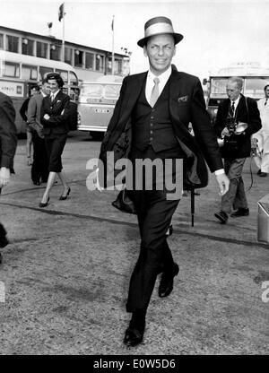 Chanteur Frank Sinatra marche autour de l'aéroport de Londres Banque D'Images