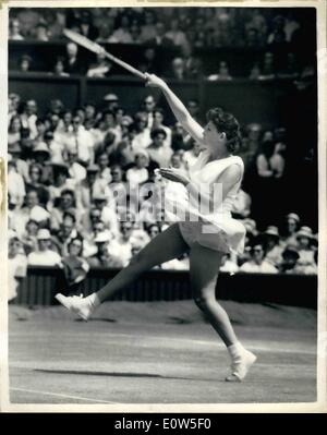 Juillet 07, 1961 de Wimbledon Tennis -- dixième jour dames en demi-finales. Photo montre : Mlle R. Schuurman au Sud Banque D'Images