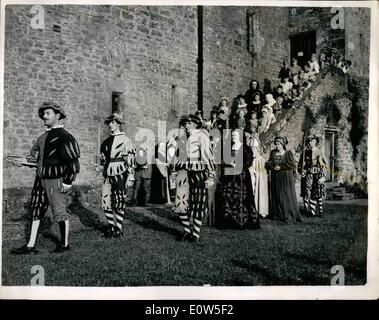 Juillet 07, 1961 - Répétitions POUR LE FESTIVAL BOLTON CASTLE DANS WENSLEYDALE... Les répétitions ont lieu depuis la Bolton castle Festival à Wensleydale....Le Festival : Scènes et tableaux de personnages historiques et d'événements - chacun à être présentés sur des jours différents... PHOTO : KEYSTONE montre la procession au banquet des scènes avec des hommes en armes, Marie, Reine des Écossais ; Richard Lord Scrops ; l'Abbé de Jervaulx ; Dame Scrops et Dames d'honneur. Banque D'Images