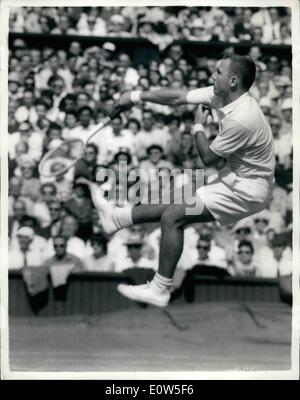 Juillet 07, 1961 - Tennis de Wimbledon - neuvième jour demi-finales. Photo montre C.McKinley (USA) en jeu contre M.Sanagster, GB. Banque D'Images