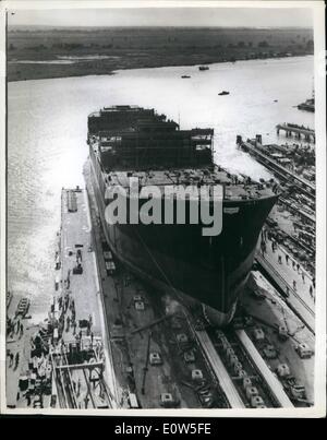 Juillet 07, 1961 - Le plus gros navire de la marine marchande allemande lancée : le 50 000 tonnes pétrolier ''Egmoni'' a été lancé la semaine dernière à Bmerhaven, Allemagne. C'est le plus gros navire de la marine marchande allemande 214,27 mètres de long avec une largeur de 31,70 mètres. Elle aura une vitesse estimée de 16,3 nœuds. Photo montre le ''Egmont'' en cours de lancement. Banque D'Images