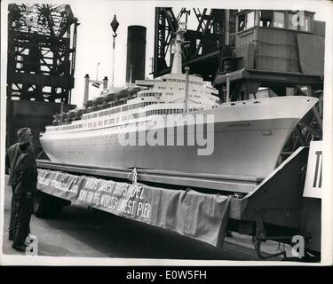 Juillet 07, 1961 - Le plus grand navire jamais de flotter ''DOCKS'' à Londres : le plus grand navire jamais de flotter est arrivé à Docks de Londres ce matin - mais c'est à bord d'un autre navire. Le navire est un deux-ton, modèle de 40 pieds de la paquebot de Rotterdam, a déclaré qu'il était le plus grand navire-modèle dans le monde, le ''coût de Rotterdam &pound;3500 et sera visible pendant trois mois à Southend Pier. La photo montre le modèle Rotterdam sur une remorque sur son chemin à Southend de docks de Londres ce matin. Banque D'Images