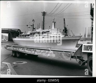 Juillet 07, 1961 - Le plus grand navire jamais de flotter ''DOCKS'' à Londres aujourd'hui le plus grand navire jamais de flotter est arrivé à Docks de Londres ce matin - mais c'est à bord d'un autre navire. Le navire est un deux-ton, modèle de 40 pieds de la paquebot liner Rotterdam. Réputé pour être le plus grand navire-modèle dans le monde, la ''petite'' Rotterdam &pound;3 500 Coût et sera visible pendant trois mois à Southend Piers. Photo montre :- le peu de Rotterdam à bord d'une remorque sur son chemin à Southend ce matin. Banque D'Images