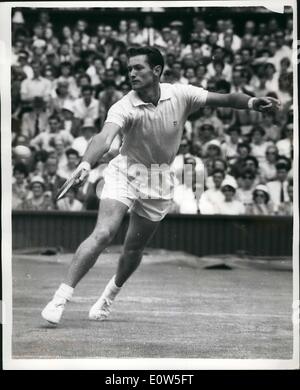 Juillet 07, 1961 - Tennis de Wimbledon - Septième Jour. Photo : Mike Sangster, GO, à jouer contre I. Pimentel (Venezuela). Sangster a gagné en trois sets. Banque D'Images