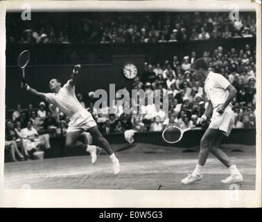 Juillet 07, 1961 - Championnats de tennis à Wimbledon, huit jours. OPS : C.R. McKinley (USA) s'est associé par R.D. Ralston à jouer contre N. Fraser et R. Emerson (stand l'Australie). McKinley bondit à retourner une balle qui volait derrière la tête de son partenaire. Banque D'Images