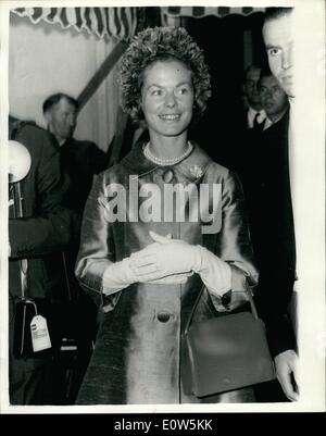 Septembre 09, 1961 - Charlotte Bowater épouse : Charlotter Bowater, 24, une nièce de l'ancien maire de Londres, aujourd'hui courtier mariés Anthony Russell à St George's cathédrale catholique romaine, Southwark. Elle était une fois copié comme une mariée de le duc de Kent. Photo montre la duchesse de Kent de quitter l'église après le mariage. Banque D'Images