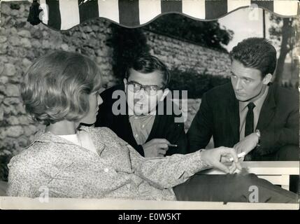 Septembre 09, 1961 - Claude Chabrol est expliquer la scène à son étoile, Stéphane Audran et Jacques Charrier. Banque D'Images