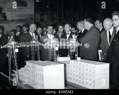 Septembre 09, 1961 - Exposition soviétique s'ouvre à Paris - OPS : de gauche à droite : ambassadeur soviétique VINGRADOV M. PALITCHEY, Ministre russe de l'ACCUEIL ET DU COMMERCE, LE MINISTRE FRANÇAIS DU COMMERCE M. JEANNENEY LA VISITE DE L'EXPOSITION BECH OUVERTURE À L'PORTS SUR ERSAILLES, PARIS, CE MATIN. Banque D'Images