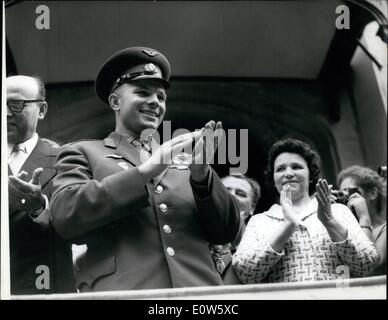 Juillet 07, 1961 - Youri Gagarine à Londres pour la foire commerciale. Spaceman soviétique, Youri Gagarine, arrivé à Londres hier pour une visite de trois jours. Des milliers de Londoniens s'accueillir. 3068 est ici pour assister à la foire commerciale russe aujourd'hui détenu à Earl's Court. Photo montre : Gagarin frappant des mains tout en se tenant sur le balcon de l'ambassade de Russie à Kensington Palace Gardens peu après son arrivée hier. Keystone Banque D'Images