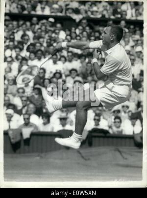 Juillet 07, 1961 - Tennis de Wimbledon - Neuvième jour demi-finale : Photo montre C. McKinley (USA) en jeu contre M. Sanagster, GB. Banque D'Images