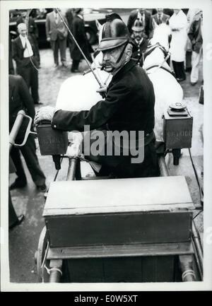 Juillet 07, 1961 - reliques de la grande flambée de 1861 sur montrent la grande rue Tooley fire - London's pire depuis les ravages de 1666- causé livre 2 millions de dollars de dommages et enfin enterré l'idée qu'une ville pouvait être défendu par des pompiers. Cinq ans plus tard, en 1866, la London Fire Brigade a été formé. Pour marquer le centenaire du point tournant, une exposition a été organisée au Royal Exchange. Photo montre :- Quatre-vingt-un ans, Dave Jacobs, chauffeur d'un manuel d'incendie du type utilisé il y a 100 ans. Le moteur a été chassé de Tooley Street et à l'exposition. Banque D'Images