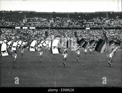 Septembre 09, 1961 - La Police Sportive Festival à Berlin : sur sept, 10ème, la police annuelle fête du sport aura lieu à nouveau à Berlin. L'image montre des policiers en répétition pour le grand spectacle, ici l'oscillation des drapeaux (sur la gauche avec l'ours de Berlin, sur la droite le drapeau allemand) Banque D'Images